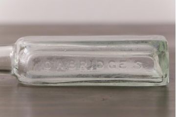 アンティーク雑貨　アメリカビンテージ　シャビーな空間におすすめのエンボス入りガラスビン(ボトル、硝子瓶)
