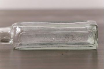 アンティーク雑貨　アメリカビンテージ　シャビーな空間におすすめのエンボス入りガラスビン(ボトル、硝子瓶)