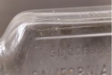 アンティーク雑貨　アメリカビンテージ　シャビーな空間におすすめのエンボス入りガラスビン(ボトル、硝子瓶)