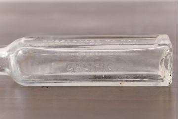 アンティーク雑貨　アメリカビンテージ　シャビーな空間におすすめのエンボス入りガラスビン(ボトル、硝子瓶)