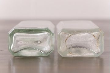 アンティーク雑貨　アメリカビンテージ　シャビーな空間におすすめのエンボス入りガラスビン(ボトル、硝子瓶)