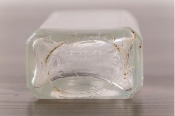 アンティーク雑貨　アメリカビンテージ　シャビーな空間におすすめのエンボス入りガラスビン(ボトル、硝子瓶)
