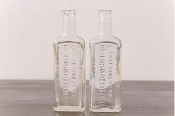 アンティーク雑貨　アメリカビンテージ　California Fig Syrup エンボスが可愛らしいガラスビン(ボトル、硝子瓶)