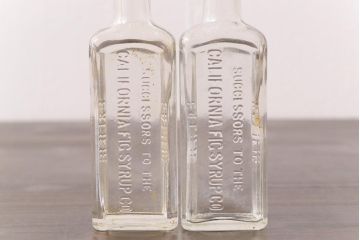 アンティーク雑貨　アメリカビンテージ　California Fig Syrup エンボスが可愛らしいガラスビン(ボトル、硝子瓶)