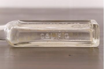 アンティーク雑貨　アメリカビンテージ　California Fig Syrup エンボスが可愛らしいガラスビン(ボトル、硝子瓶)