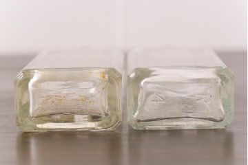 アンティーク雑貨　アメリカビンテージ　California Fig Syrup エンボスが可愛らしいガラスビン(ボトル、硝子瓶)