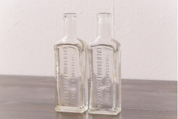 アンティーク雑貨　アメリカビンテージ　California Fig Syrup エンボスが可愛らしいガラスビン(ボトル、硝子瓶)