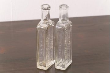 アンティーク雑貨　アメリカビンテージ　California Fig Syrup エンボスが可愛らしいガラスビン(ボトル、硝子瓶)