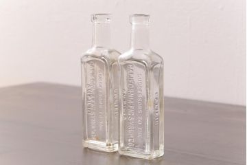アンティーク雑貨　アメリカビンテージ　California Fig Syrup エンボスが可愛らしいガラスビン(ボトル、硝子瓶)
