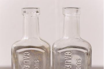 アンティーク雑貨　アメリカビンテージ　California Fig Syrup エンボスが可愛らしいガラスビン(ボトル、硝子瓶)