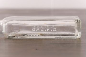 アンティーク雑貨　アメリカビンテージ　California Fig Syrup エンボスが可愛らしいガラスビン(ボトル、硝子瓶)