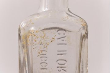 アンティーク雑貨　アメリカビンテージ　California Fig Syrup エンボスが可愛らしいガラスビン(ボトル、硝子瓶)