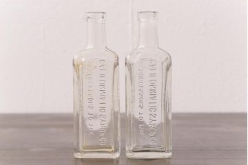 アンティーク雑貨　アメリカビンテージ　California Fig Syrup エンボスが可愛らしいガラスビン(ボトル、硝子瓶)