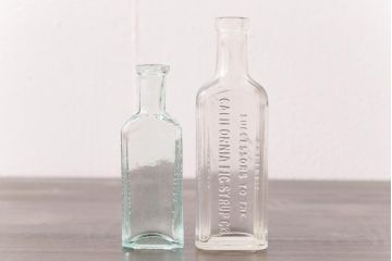 アンティーク雑貨　ビンテージ　フレンチスタイルにおすすめなエンボス入りガラスビン(ボトル、硝子瓶)