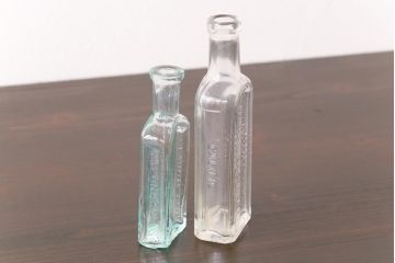 アンティーク雑貨　ビンテージ　フレンチスタイルにおすすめなエンボス入りガラスビン(ボトル、硝子瓶)
