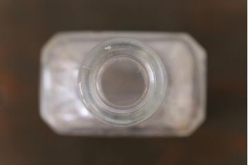アンティーク雑貨　ビンテージ　フレンチスタイルにおすすめなエンボス入りガラスビン(ボトル、硝子瓶)