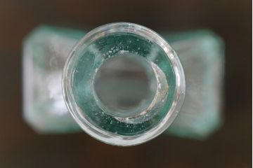 アンティーク雑貨　ビンテージ　フレンチスタイルにおすすめなエンボス入りガラスビン(ボトル、硝子瓶)