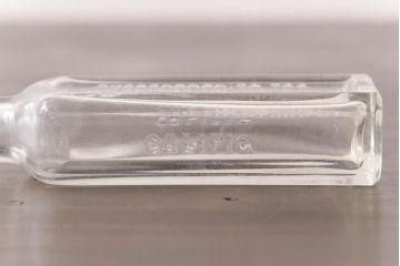 アンティーク雑貨　ビンテージ　フレンチスタイルにおすすめなエンボス入りガラスビン(ボトル、硝子瓶)