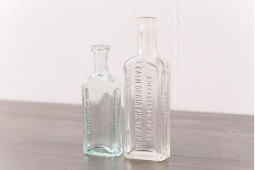 アンティーク雑貨　ビンテージ　フレンチスタイルにおすすめなエンボス入りガラスビン(ボトル、硝子瓶)