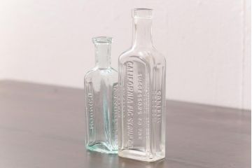 アンティーク雑貨　ビンテージ　フレンチスタイルにおすすめなエンボス入りガラスビン(ボトル、硝子瓶)