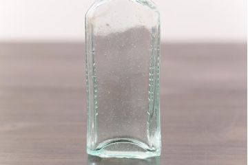 アンティーク雑貨　ビンテージ　フレンチスタイルにおすすめなエンボス入りガラスビン(ボトル、硝子瓶)