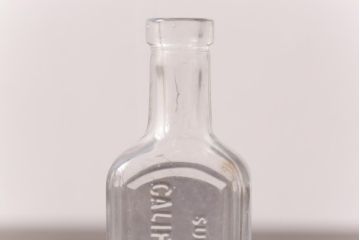 アンティーク雑貨　ビンテージ　フレンチスタイルにおすすめなエンボス入りガラスビン(ボトル、硝子瓶)
