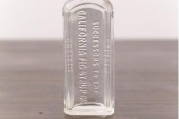 アンティーク雑貨　ビンテージ　フレンチスタイルにおすすめなエンボス入りガラスビン(ボトル、硝子瓶)