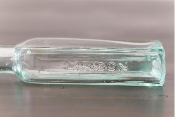 アンティーク雑貨　ビンテージ　フレンチスタイルにおすすめなエンボス入りガラスビン(ボトル、硝子瓶)
