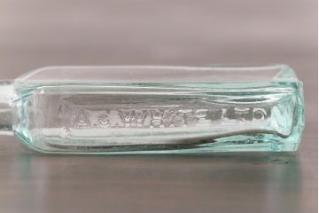 アンティーク雑貨　ビンテージ　フレンチスタイルにおすすめなエンボス入りガラスビン(ボトル、硝子瓶)