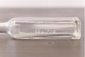 アンティーク雑貨　ビンテージ　フレンチスタイルにおすすめなエンボス入りガラスビン(ボトル、硝子瓶)