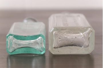 アンティーク雑貨　ビンテージ　フレンチスタイルにおすすめなエンボス入りガラスビン(ボトル、硝子瓶)
