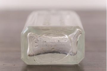 アンティーク雑貨　ビンテージ　フレンチスタイルにおすすめなエンボス入りガラスビン(ボトル、硝子瓶)