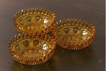 アンティーク雑貨　ギザギザの縁取りがレトロなプレスガラスのボウル(ガラス鉢、器)3枚セット