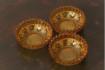 アンティーク雑貨　ギザギザの縁取りがレトロなプレスガラスのボウル(ガラス鉢、器)3枚セット
