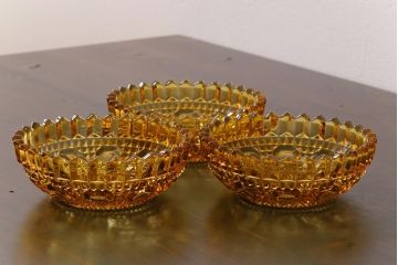 アンティーク雑貨　ギザギザの縁取りがレトロなプレスガラスのボウル(ガラス鉢、器)3枚セット