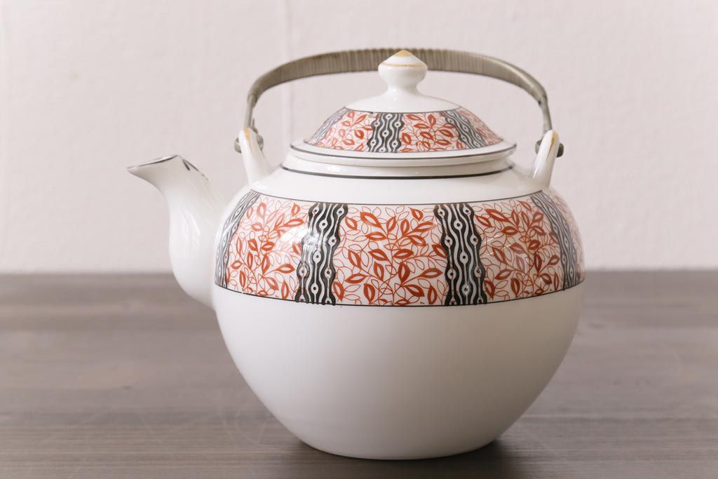 オールドメイトー(名陶硬質磁器・名古屋製陶所)　モダンなデザインが目を惹くティーポット(急須)