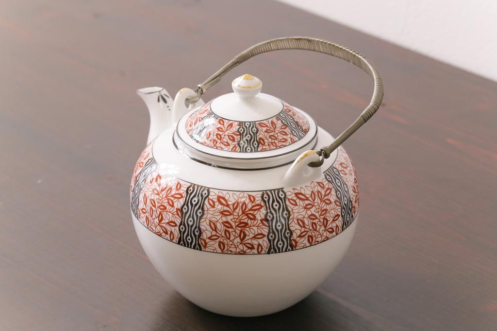 オールドメイトー(名陶硬質磁器・名古屋製陶所)　モダンなデザインが目を惹くティーポット(急須)