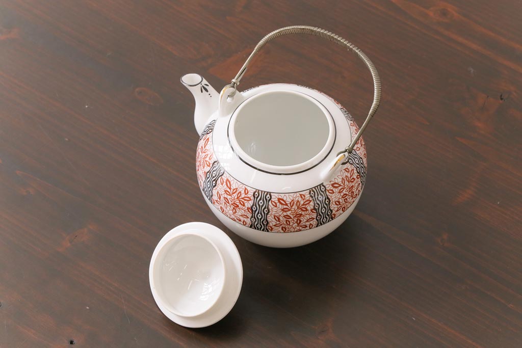 オールドメイトー(名陶硬質磁器・名古屋製陶所)　モダンなデザインが目を惹くティーポット(急須)