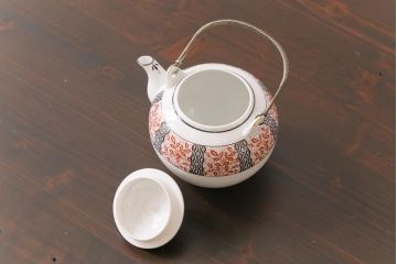 オールドメイトー(名陶硬質磁器・名古屋製陶所)　モダンなデザインが目を惹くティーポット(急須)