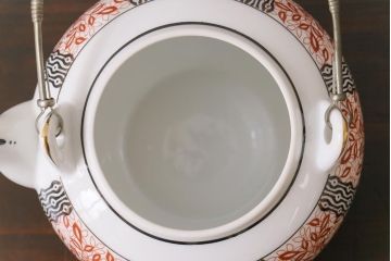 オールドメイトー(名陶硬質磁器・名古屋製陶所)　モダンなデザインが目を惹くティーポット(急須)