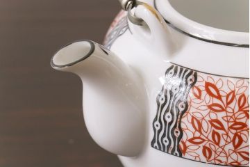 オールドメイトー(名陶硬質磁器・名古屋製陶所)　モダンなデザインが目を惹くティーポット(急須)