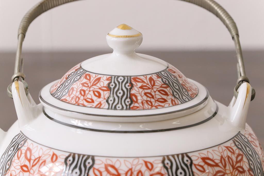 オールドメイトー(名陶硬質磁器・名古屋製陶所)　モダンなデザインが目を惹くティーポット(急須)