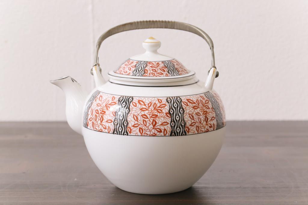 オールドメイトー(名陶硬質磁器・名古屋製陶所)　モダンなデザインが目を惹くティーポット(急須)