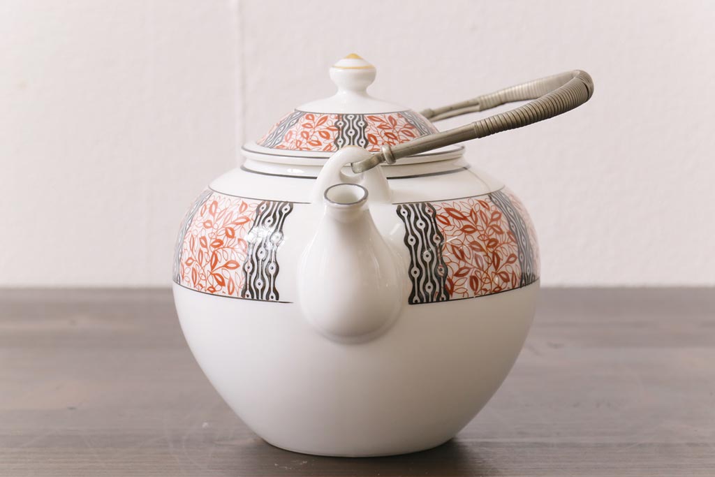 オールドメイトー(名陶硬質磁器・名古屋製陶所)　モダンなデザインが目を惹くティーポット(急須)