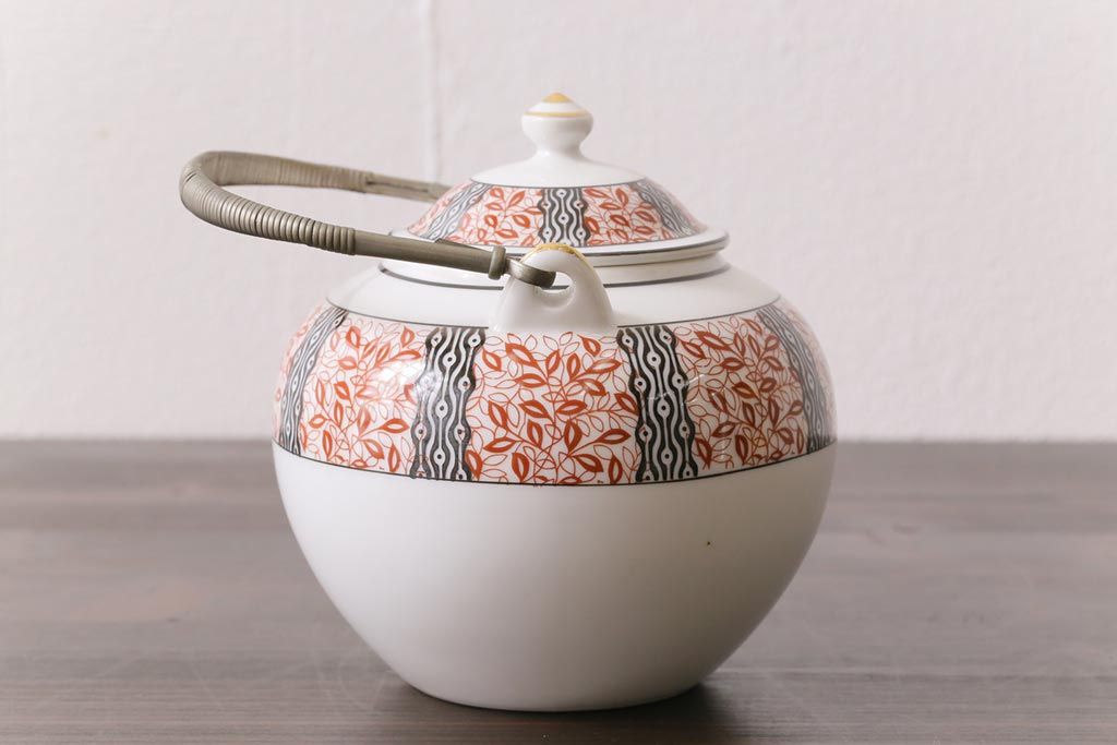 オールドメイトー(名陶硬質磁器・名古屋製陶所)　モダンなデザインが目を惹くティーポット(急須)