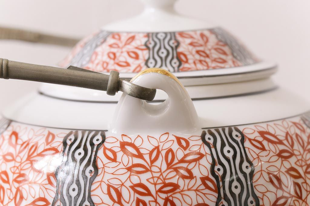 オールドメイトー(名陶硬質磁器・名古屋製陶所)　モダンなデザインが目を惹くティーポット(急須)