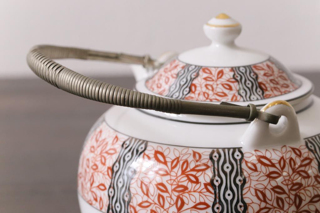 オールドメイトー(名陶硬質磁器・名古屋製陶所)　モダンなデザインが目を惹くティーポット(急須)