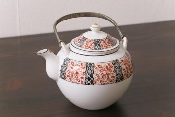 オールドメイトー(名陶硬質磁器・名古屋製陶所)　モダンなデザインが目を惹くティーポット(急須)
