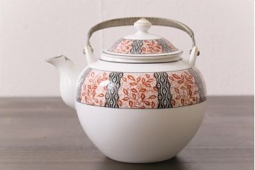 オールドメイトー(名陶硬質磁器・名古屋製陶所)　モダンなデザインが目を惹くティーポット(急須)