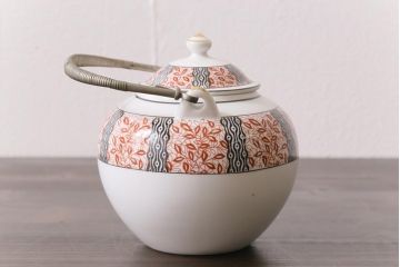 オールドメイトー(名陶硬質磁器・名古屋製陶所)　モダンなデザインが目を惹くティーポット(急須)